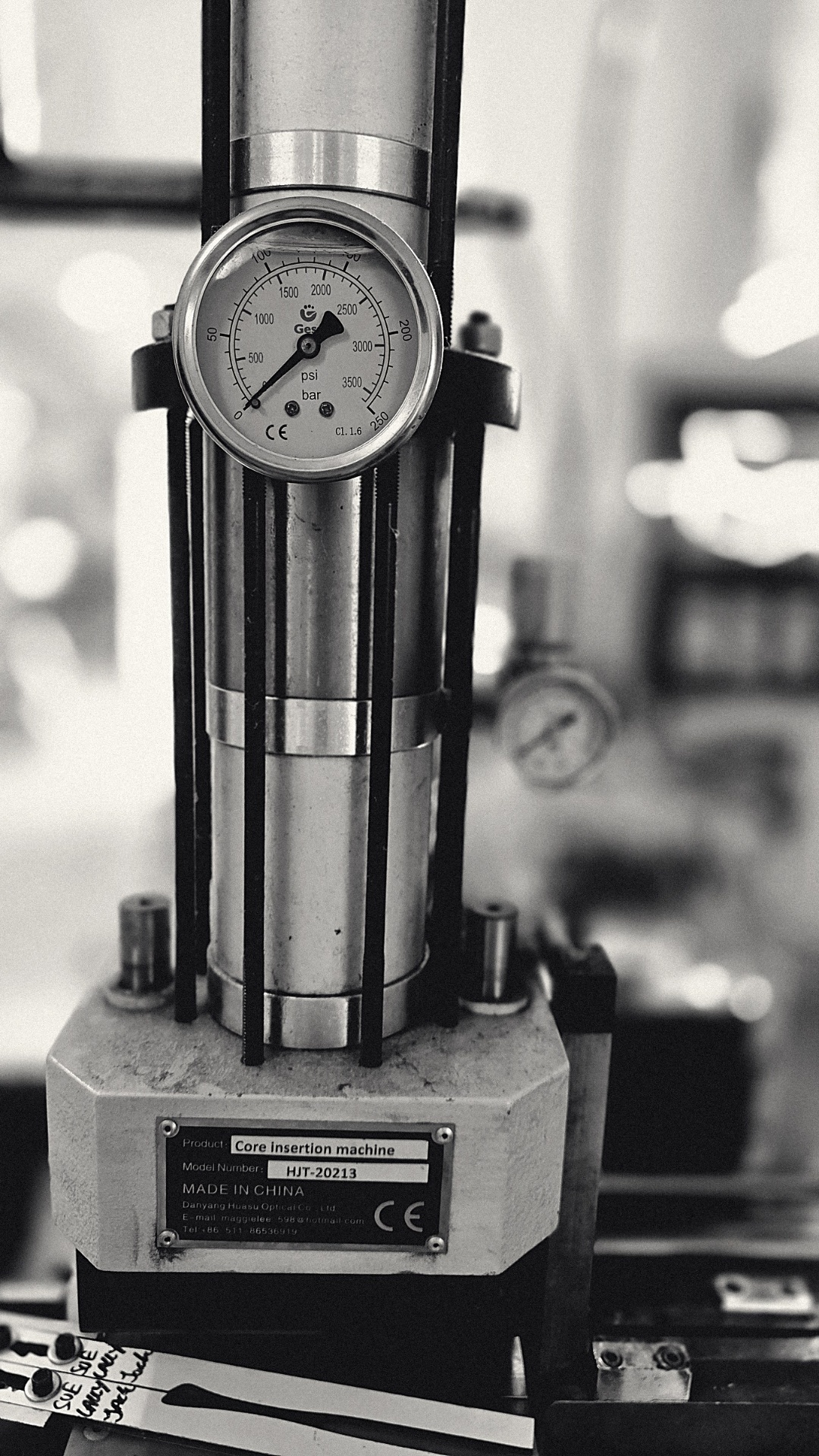 Pressure gauge on the lens core-insertion press